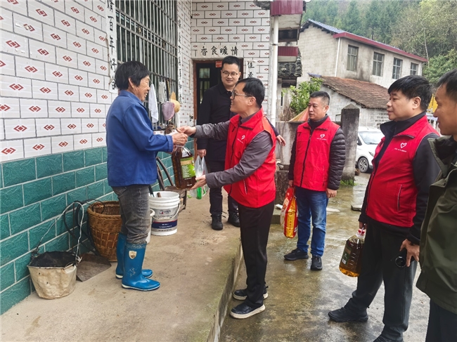 情系乡村暖民心 工会慰问送温情—— 市场营销中心工会赴水田坪村开展入户走访慰问活动