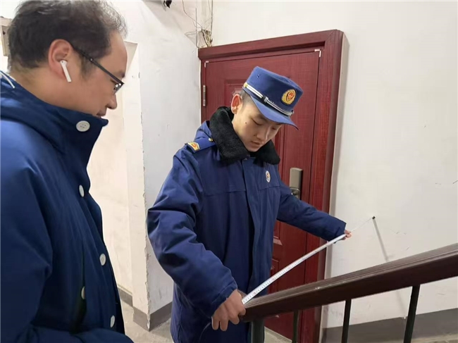 社区温度，安全刻度：植绿更植暖，扶手护安康 ——水碓子东路社区楼道适老化扶手安装纪实