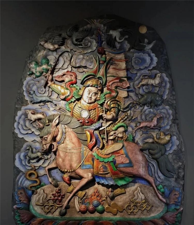 从石料到成品：格萨尔彩绘石刻的匠心工序