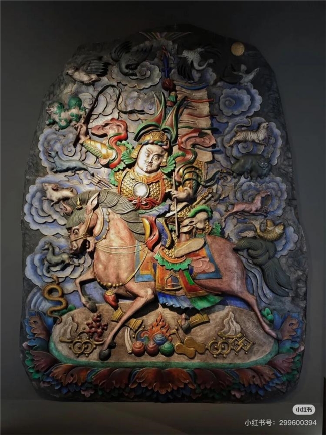 从石料到成品：格萨尔彩绘石刻的匠心工序