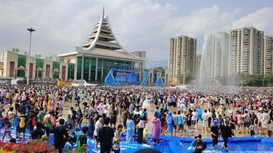 泼水狂欢 热力向前 | 四季沐歌太阳能热泵2026云南泼水嘉年华圆满举办