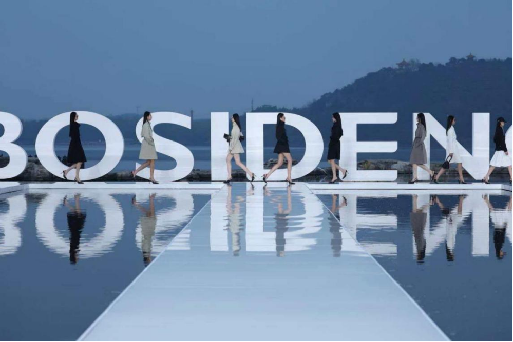 讲述光影交织下的时尚叙事|波司登“多面登场”2026北京国际电影节光影风尚开幕大秀在京举行