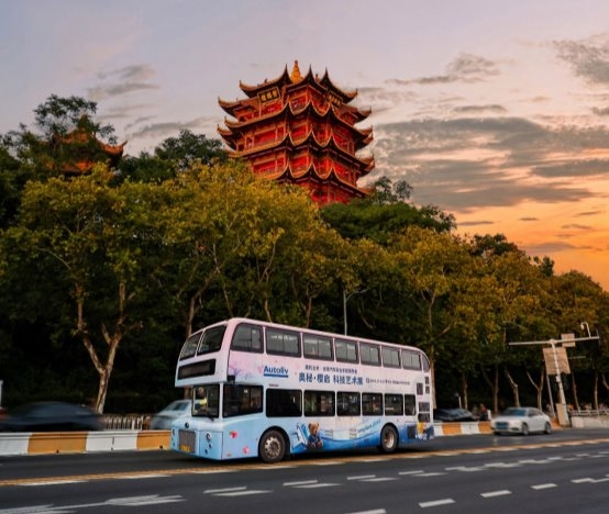 守护每一次出发：奥托立夫“奥秘·樱启”科技艺术展登陆武汉(图2)