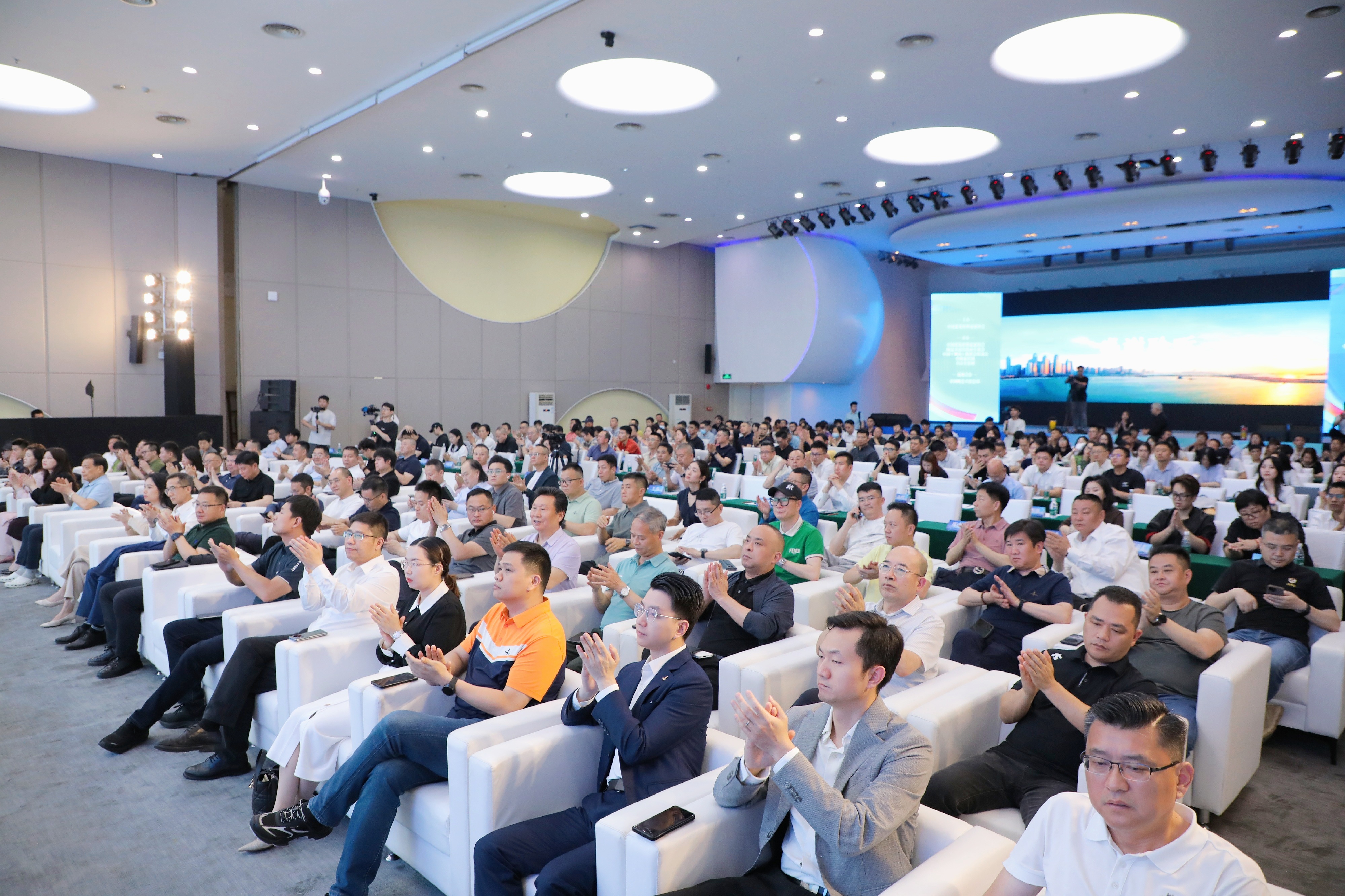 高光绽放，载誉前行！将军陶瓷集团旗下五大品牌闪耀行业峰会