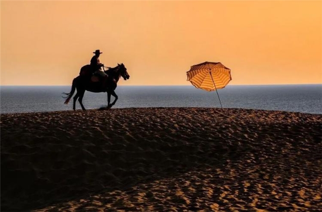 比 “决定性瞬间” 更绝的，是这种极简街头摄影