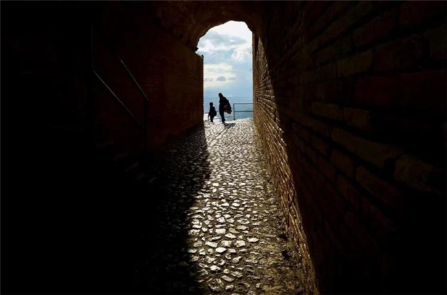 比 “决定性瞬间” 更绝的，是这种极简街头摄影