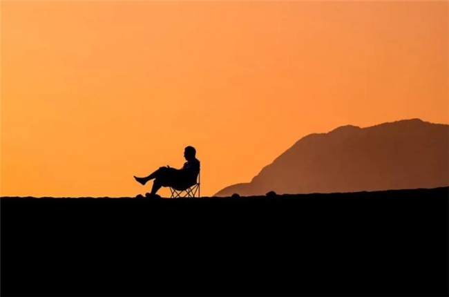 比 “决定性瞬间” 更绝的，是这种极简街头摄影