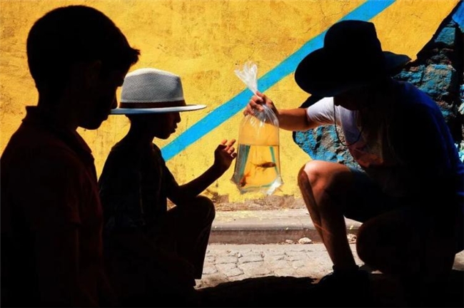 比 “决定性瞬间” 更绝的，是这种极简街头摄影