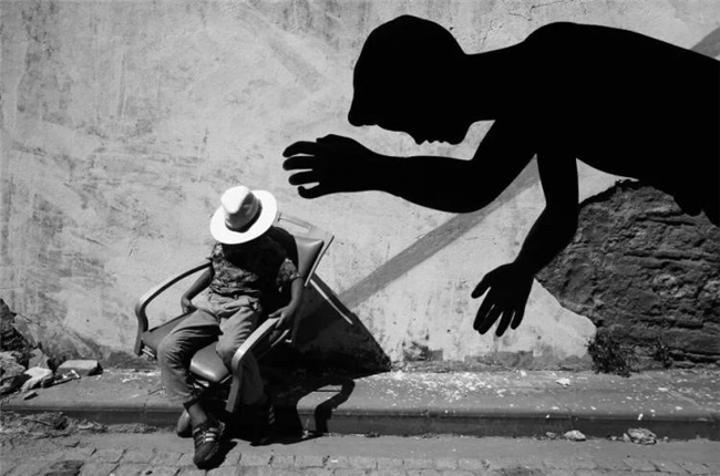 比 “决定性瞬间” 更绝的，是这种极简街头摄影