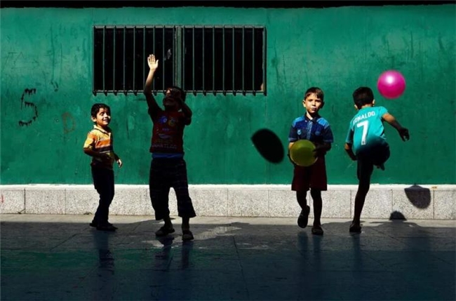 比 “决定性瞬间” 更绝的，是这种极简街头摄影