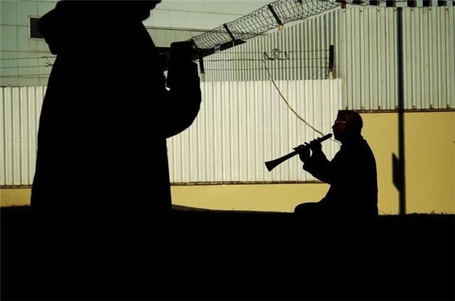 比 “决定性瞬间” 更绝的，是这种极简街头摄影