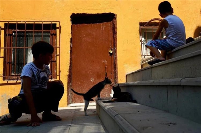 比 “决定性瞬间” 更绝的，是这种极简街头摄影