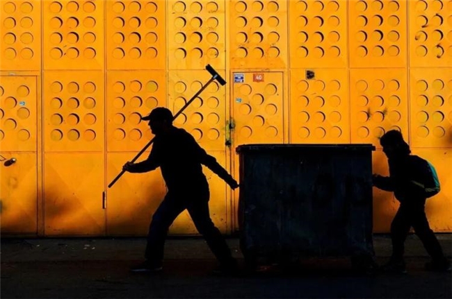 比 “决定性瞬间” 更绝的，是这种极简街头摄影