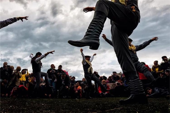 比 “决定性瞬间” 更绝的，是这种极简街头摄影