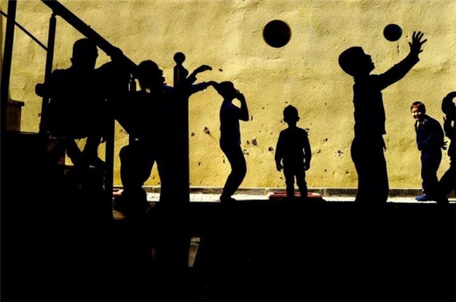 比 “决定性瞬间” 更绝的，是这种极简街头摄影