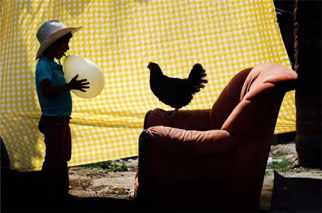 比 “决定性瞬间” 更绝的，是这种极简街头摄影