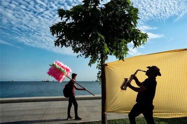 比 “决定性瞬间” 更绝的，是这种极简街头摄影