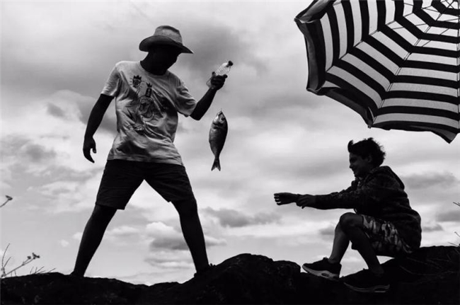 比 “决定性瞬间” 更绝的，是这种极简街头摄影