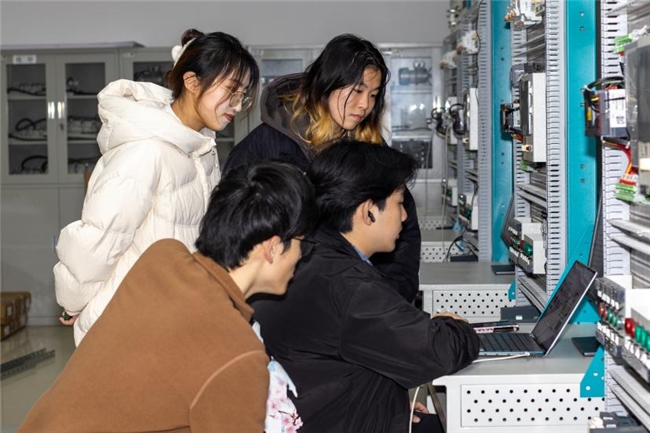 以低碳为尺,协同筑梦未来——无锡学院“驭能方舟”团队AI智能光伏电站项目实现里程碑式进展