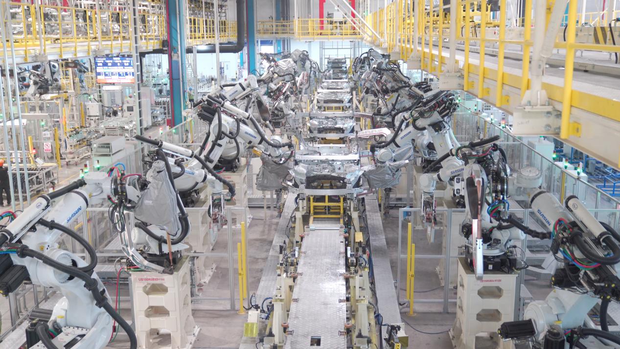 新松百台焊接机器人批量部署吉利焊装线