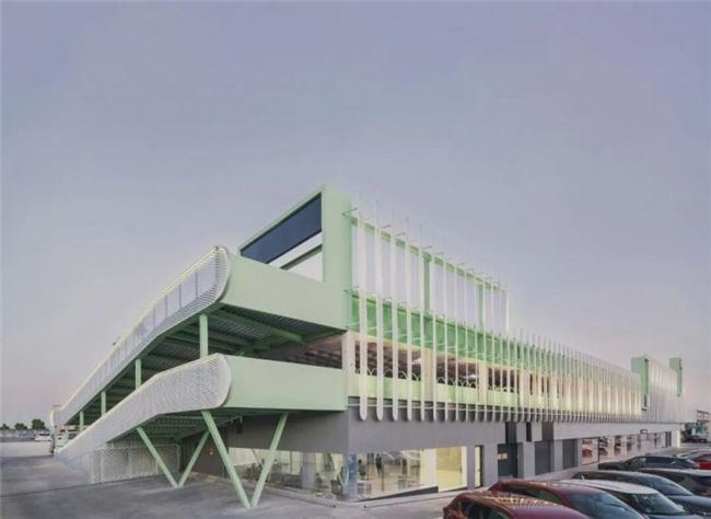 旧厂房逆袭！马德里这个汽车建筑把节能与颜值拉满