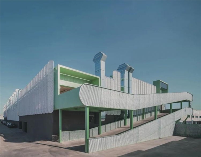旧厂房逆袭！马德里这个汽车建筑把节能与颜值拉满