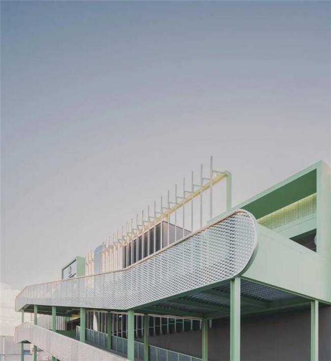 旧厂房逆袭！马德里这个汽车建筑把节能与颜值拉满