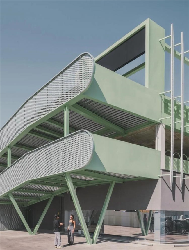 旧厂房逆袭！马德里这个汽车建筑把节能与颜值拉满