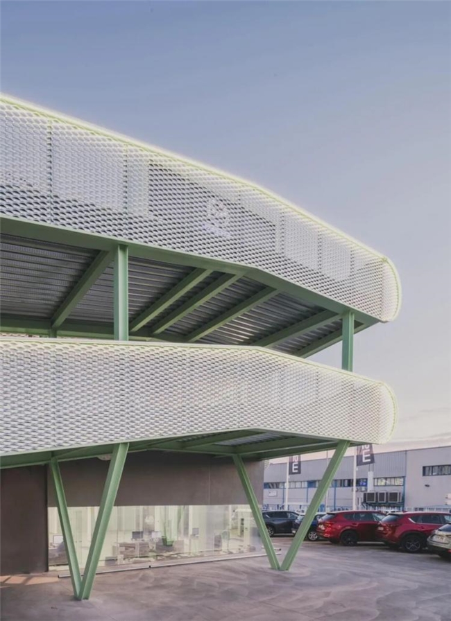 旧厂房逆袭！马德里这个汽车建筑把节能与颜值拉满