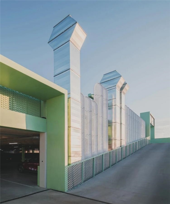 旧厂房逆袭！马德里这个汽车建筑把节能与颜值拉满