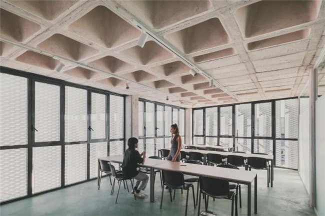 旧厂房逆袭！马德里这个汽车建筑把节能与颜值拉满