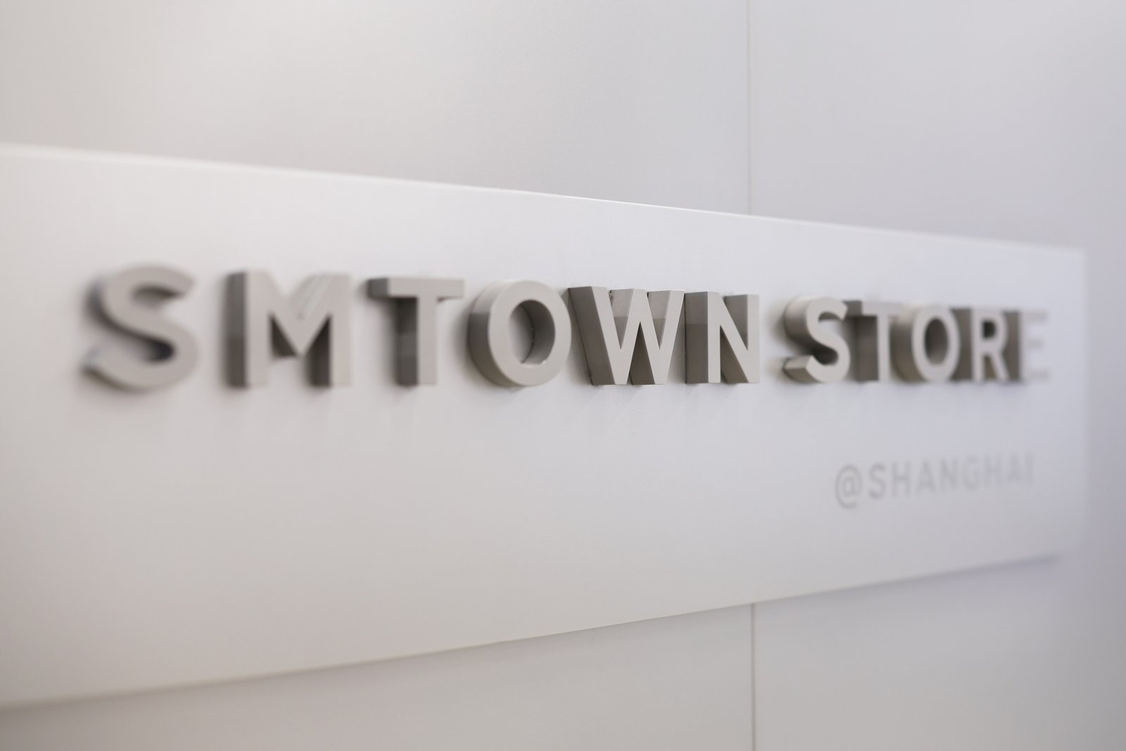 �������ֲ�ҵ�·��У�SMTOWN STORE�Ϻ�����ʽ����