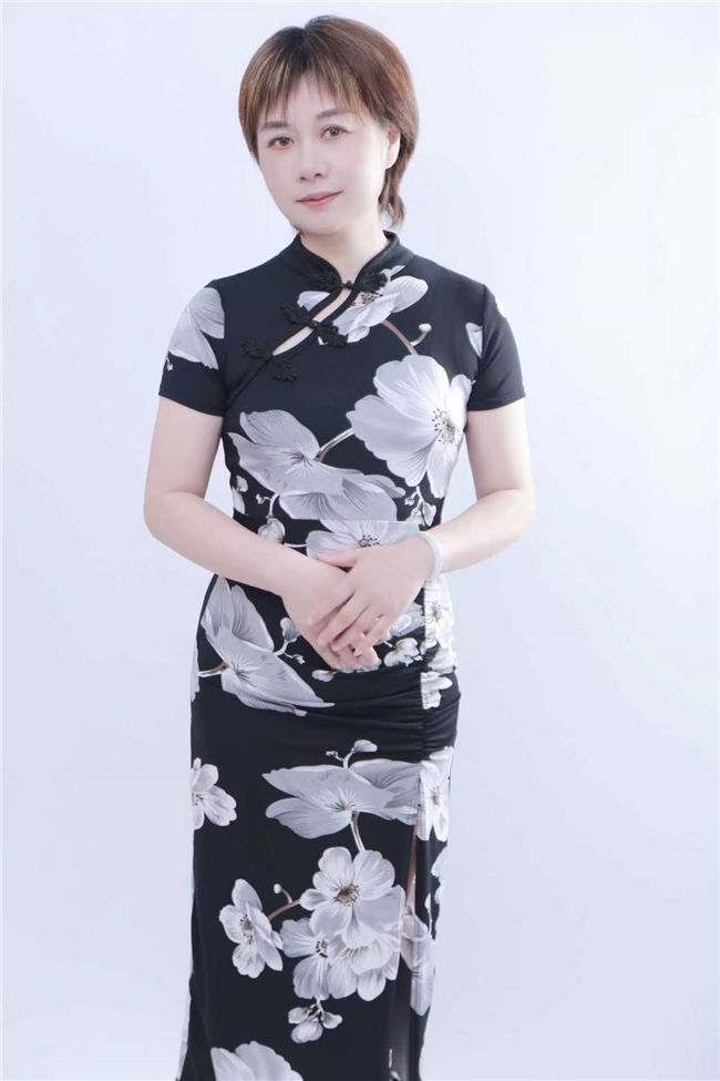 模特聂玉莲；不断挑战自己，走出自己的演艺新高度