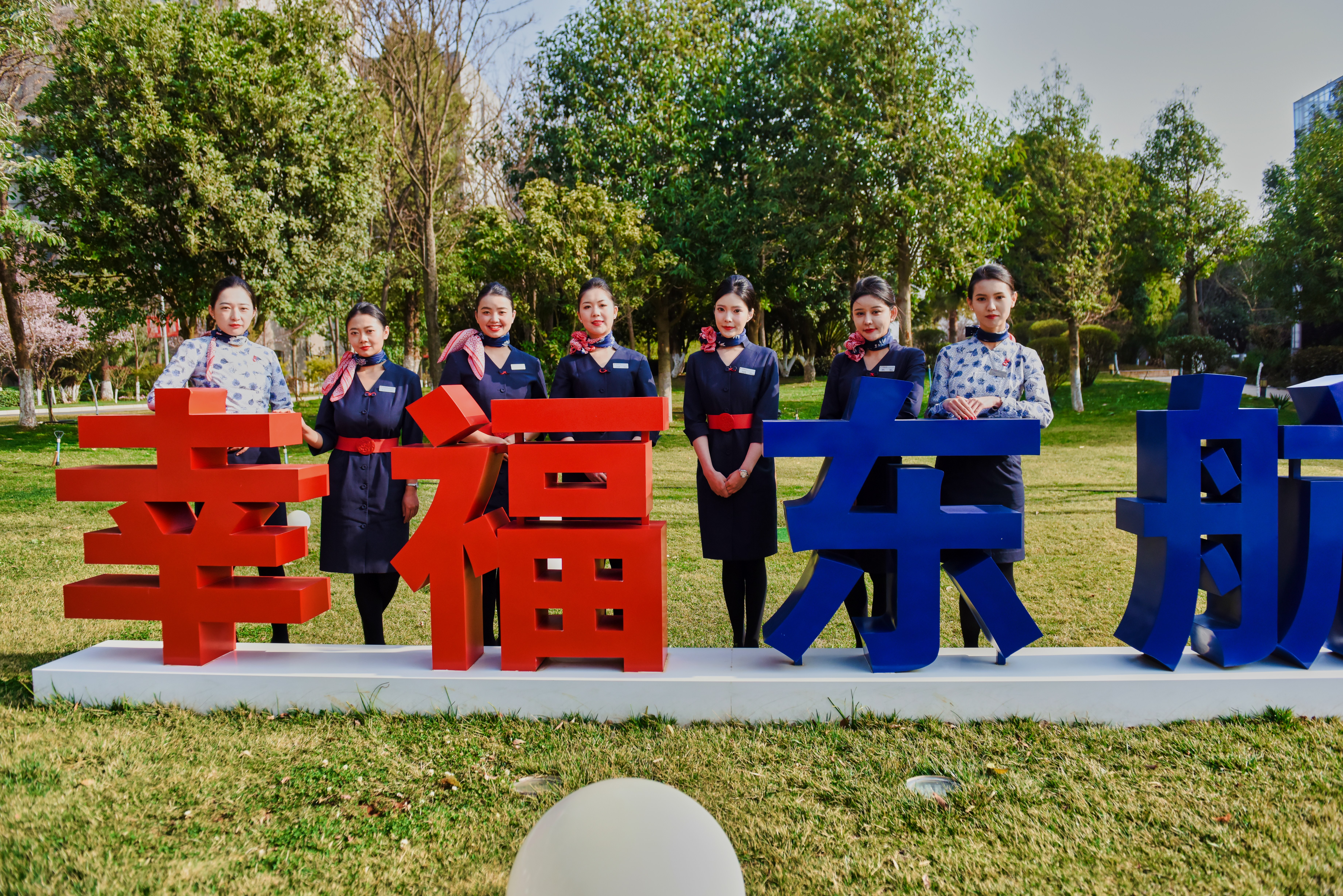 蓝天上的“金孔雀” 诠释最美青春