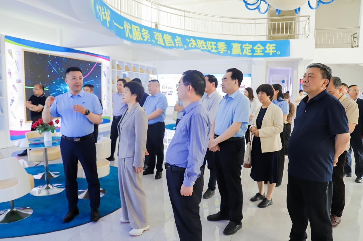 河南省政协副主席黄红霞一行莅临天冰冷饮集团调研指导