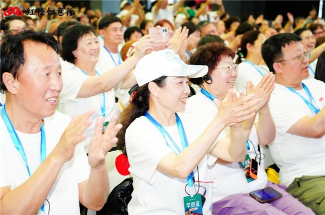 红松“银发少年”在鼓浪屿的浪漫之旅：72岁领到退休后第一张毕业证