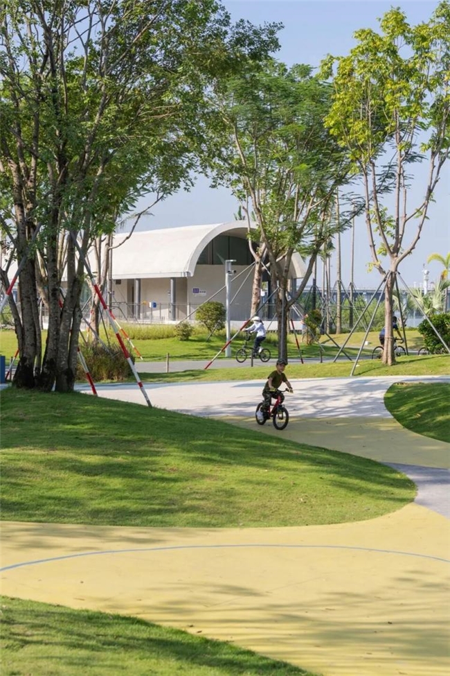 缝合城市与生态：前海中心河河口段滨水景观设计实践
