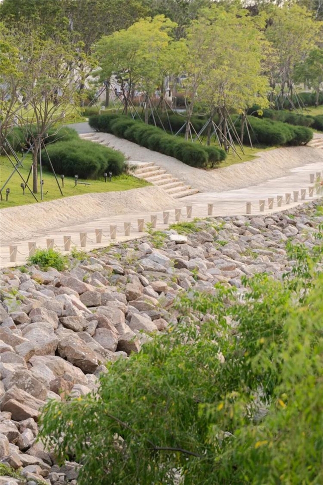 缝合城市与生态：前海中心河河口段滨水景观设计实践
