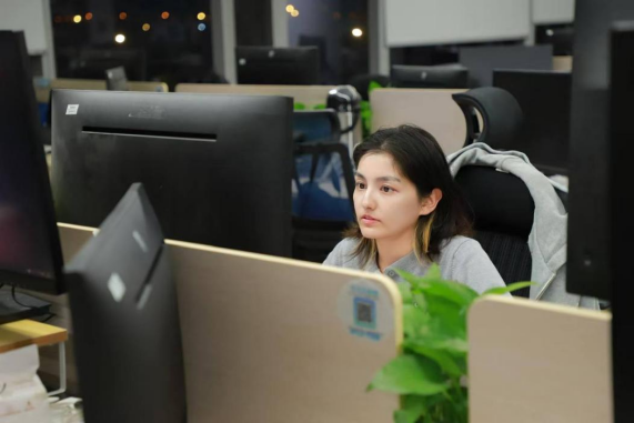 因为爱所以“AI”：一位“95后”姑娘的职场进阶记-中小企业网
