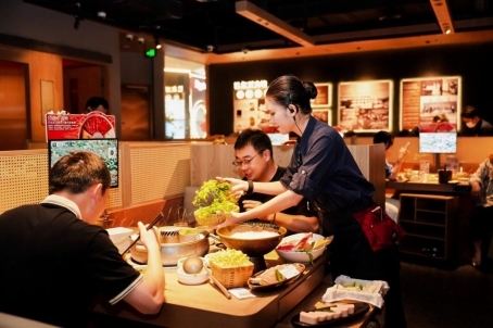 巴奴广州白云万象汇店火爆全城，“产品主义”引爆排队狂潮，食材硬实力成就现象级人气！