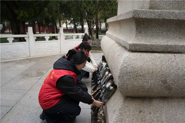 赓续血脉担使命 缅怀英烈守忠魂｜山东外国语职业技术大学财会金融学院学生党支部赴日照市烈士陵园开展清明节祭扫活动
