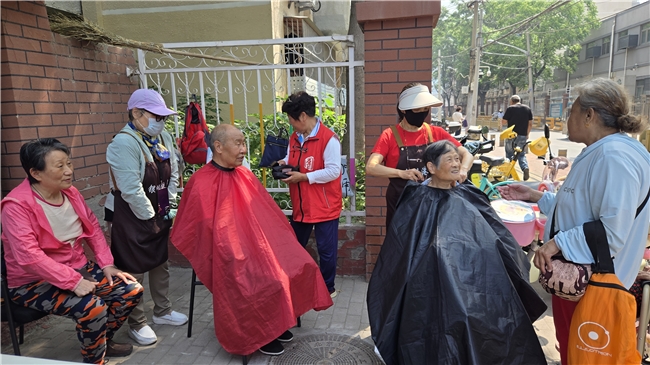 友邻相聚共赴美好 便民大集筑幸福家园 —— 三四条北社区邻里节便民大集活动
