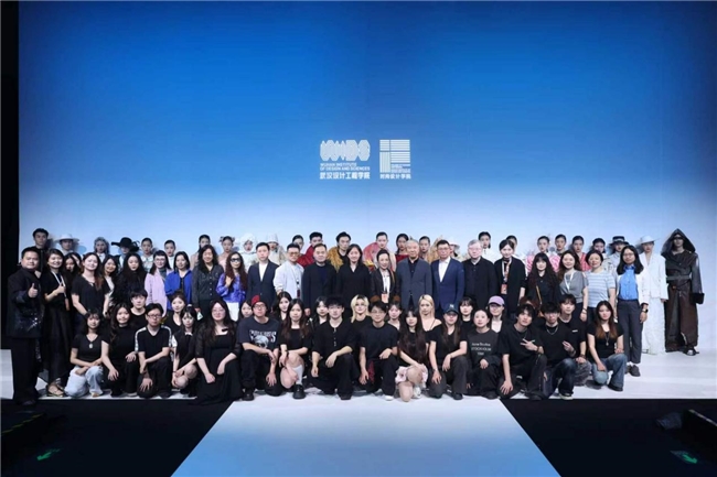 武汉设计工程学院时尚设计学院《龙》亮相2026中国国际大学生时装周