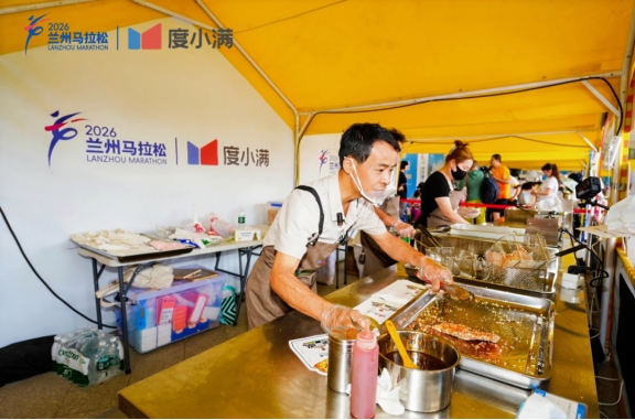 景德镇“鸡排哥”现身2026兰马度小满“小满市集” 为兰马跑者加油助威