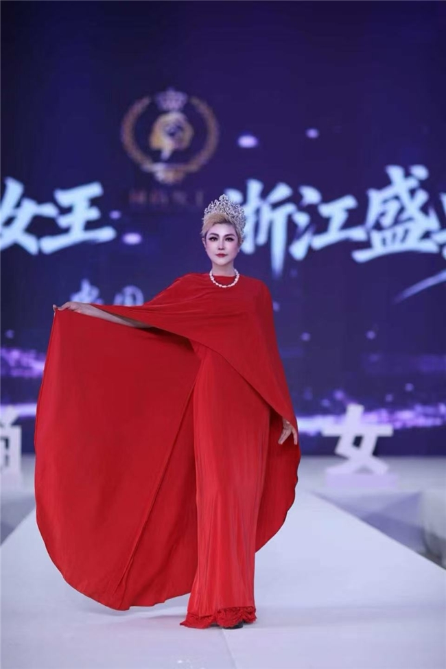 徐小周荣膺 2026 年度风尚女王浙江盛典芳华组冠军
