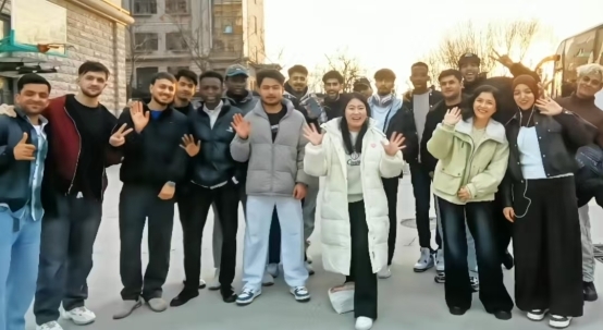 译笔为桥，纸韵出海 —— 山东工商学院学子孙钰清让非遗剪纸走向世界