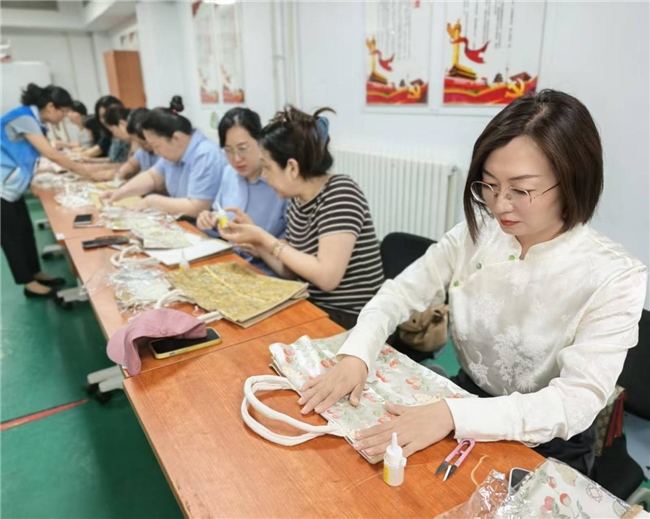锦绣匠心  非遗传承  ——大屯街道总工会“文化惠企”之宋锦布包制作活动