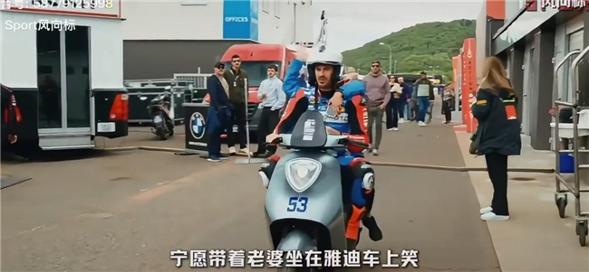 WSBK冠军德比斯的两面人生：赛场内狂揽五冠，场外载着妻子骑雅迪兜风