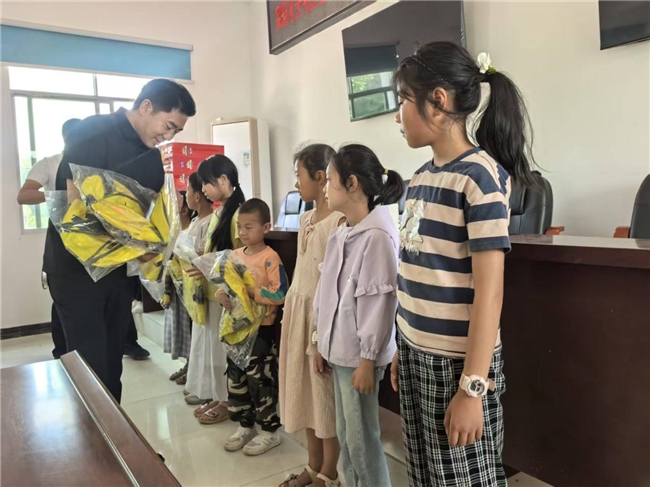 情暖六一&middot;爱心助学｜四川沱情岁月酒业赴官升镇慰问14名留守困境儿童