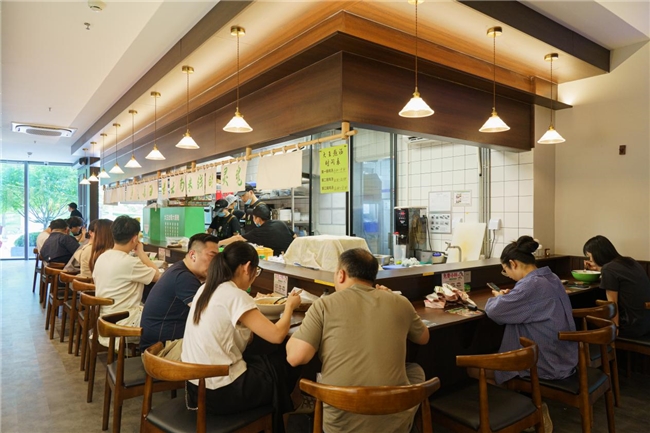 蒙自源×好望水联名火出圈：一碗云南米线一瓶草本气泡，重新定义餐饮佐餐新范式